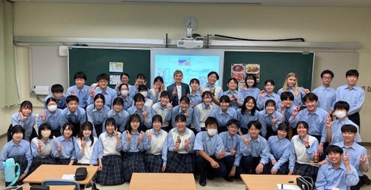 会議室に集まる人々  AI 生成コンテンツは誤りを含む可能性があります。