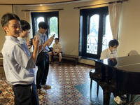 館内のフリーピアノで廣橋先生が演奏を披露